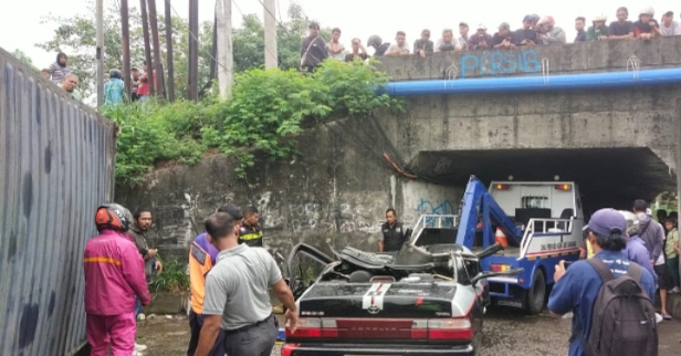 Truk Kontainer Bermuatan Minyak Goreng Hilang Kendali. (AlexaPodcast.ID) Truk Kontainer Bermuatan Minyak Goreng Hilang Kendali. (AlexaPodcast.ID)