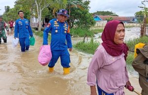 Banjir Dua Meter Rendam Karangligar, Polres Karawang Evakuasi 910 Warga Tim Gabungan Dipimpin Polres Karawang Evakuasi Ratusan Korban Banjir. (AlexaPodcast.ID)