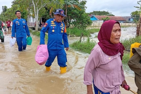 Banjir Dua Meter Rendam Karangligar, Polres Karawang Evakuasi 910 Warga Tim Gabungan Dipimpin Polres Karawang Evakuasi Ratusan Korban Banjir. (AlexaPodcast.ID)