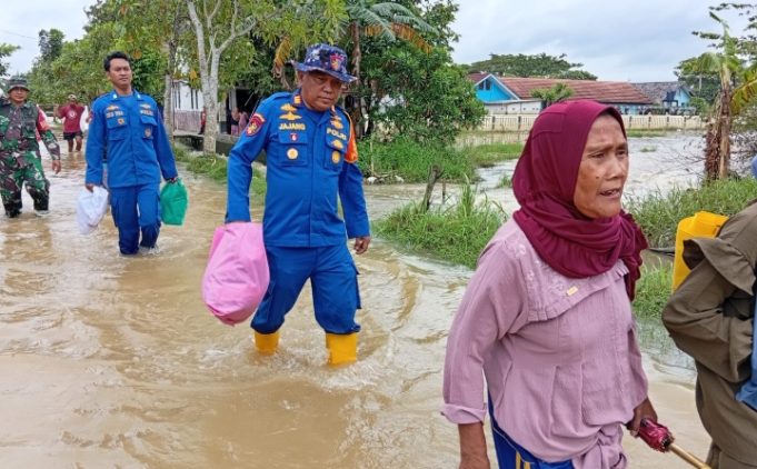 Banjir Dua Meter Rendam Karangligar, Polres Karawang Evakuasi 910 Warga Tim Gabungan Dipimpin Polres Karawang Evakuasi Ratusan Korban Banjir. (AlexaPodcast.ID)