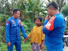 Evakuasi Humanis ODGJ di Tengah Banjir Telukjambe Barat Satpolairud dan Nakes Selamatkan Warga ODGJ dari Genangan Dua Meter. (AlexaPodcast.ID)