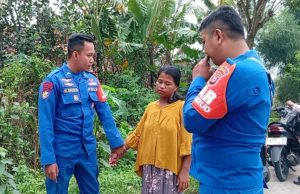 Evakuasi Humanis ODGJ di Tengah Banjir Telukjambe Barat Satpolairud dan Nakes Selamatkan Warga ODGJ dari Genangan Dua Meter. (AlexaPodcast.ID)