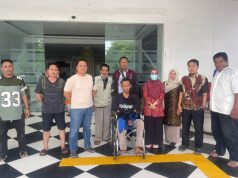 Polisi Amankan Pelaku Pembacokan di Karawang, Satu Golok Jadi Barang Bukti Serang Tiga Warga, Pelaku Dibawa ke RSJ Cisarua. (AlexaPodcast.ID)