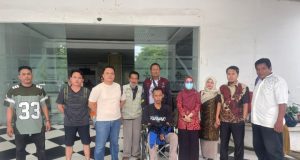 Polisi Amankan Pelaku Pembacokan di Karawang, Satu Golok Jadi Barang Bukti Serang Tiga Warga, Pelaku Dibawa ke RSJ Cisarua. (AlexaPodcast.ID)