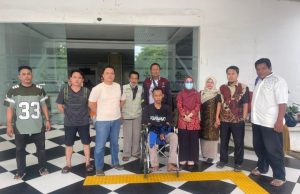 Polisi Amankan Pelaku Pembacokan di Karawang, Satu Golok Jadi Barang Bukti Serang Tiga Warga, Pelaku Dibawa ke RSJ Cisarua. (AlexaPodcast.ID)