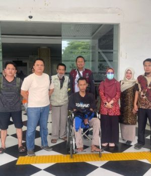 Polisi Amankan Pelaku Pembacokan di Karawang, Satu Golok Jadi Barang Bukti Serang Tiga Warga, Pelaku Dibawa ke RSJ Cisarua. (AlexaPodcast.ID)