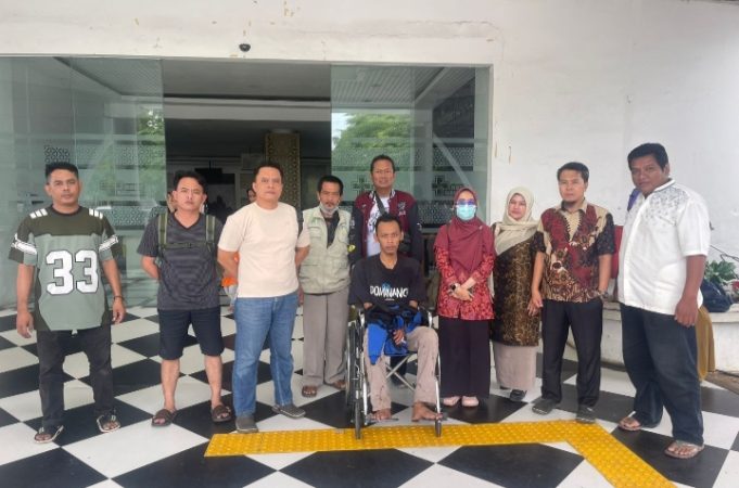 Polisi Amankan Pelaku Pembacokan di Karawang, Satu Golok Jadi Barang Bukti Serang Tiga Warga, Pelaku Dibawa ke RSJ Cisarua. (AlexaPodcast.ID)