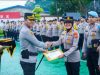 Belasan Anggota Polres Karawang Terima Penghargaan atas Kinerja Terbaik Kapolres Karawang Apresiasi 13 Personel Berprestasi dan Berdedikasi Tinggi. (AlexaPodcast.ID)