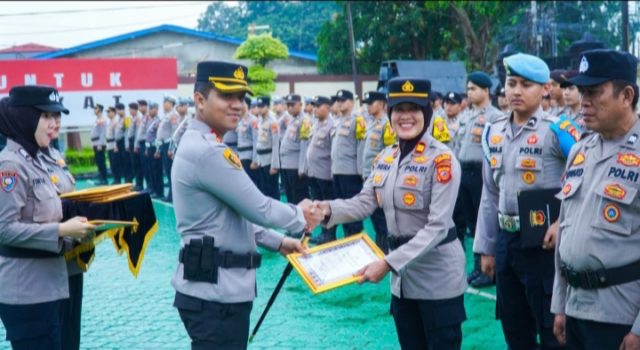 Belasan Anggota Polres Karawang Terima Penghargaan atas Kinerja Terbaik Kapolres Karawang Apresiasi 13 Personel Berprestasi dan Berdedikasi Tinggi. (AlexaPodcast.ID)