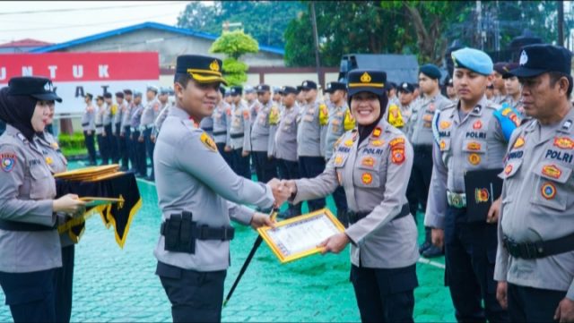 Kapolres Karawang Apresiasi 13 Personel Berprestasi dan Berdedikasi Tinggi. (AlexaPodcast.ID) Kapolres Karawang Apresiasi 13 Personel Berprestasi dan Berdedikasi Tinggi. (AlexaPodcast.ID)