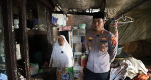 Kapolres Karawang Tinjau Langsung Calon Penerima Rutilahu di Jatisari dan Banyusari Kapolres Karawang Cek Kondisi Rumah Penerima Bantuan Sosial Polda Jabar. (AlexaPodcast.ID)