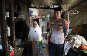 Kapolres Karawang Tinjau Langsung Calon Penerima Rutilahu di Jatisari dan Banyusari Kapolres Karawang Cek Kondisi Rumah Penerima Bantuan Sosial Polda Jabar. (AlexaPodcast.ID)