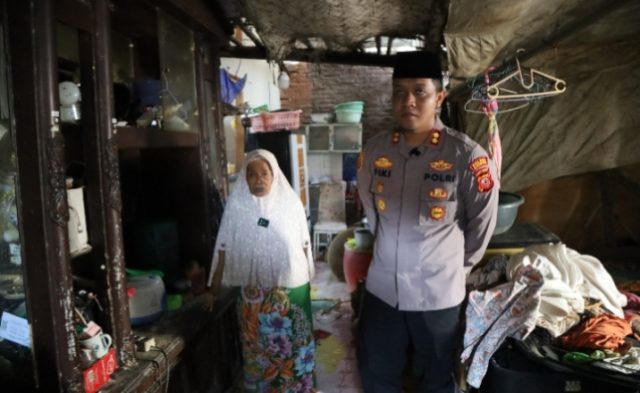Kapolres Karawang Cek Kondisi Rumah Penerima Bantuan Sosial Polda Jabar. (AlexaPodcast.ID) Kapolres Karawang Cek Kondisi Rumah Penerima Bantuan Sosial Polda Jabar. (AlexaPodcast.ID)