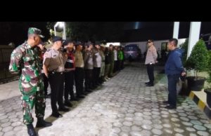 Kapolsek Setu Pimpin Apel Malam Sinergi TNI-Polri dan Masyarakat Polsek Setu Gelar Apel Malam, Libatkan TNI dan Elemen Masyarakat. (AlexaPodcast.ID)