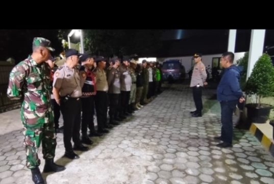 Kapolsek Setu Pimpin Apel Malam Sinergi TNI-Polri dan Masyarakat Polsek Setu Gelar Apel Malam, Libatkan TNI dan Elemen Masyarakat. (AlexaPodcast.ID)
