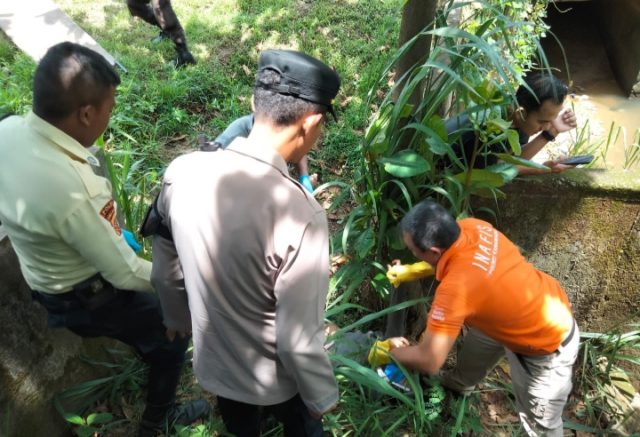 Polisi Selidiki Penemuan Jasad Wanita di Saluran Air KJIE. (AlexaPodcast.ID) Polisi Selidiki Penemuan Jasad Wanita di Saluran Air KJIE. (AlexaPodcast.ID)