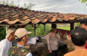 Wanita Tanpa Identitas Ditemukan Meninggal di Pos Ronda Karawang Kulon Perempuan Tanpa Identitas Meninggal di Pos Ronda, Polisi Lakukan Penyelidikan. (AlexaPodcast.ID)