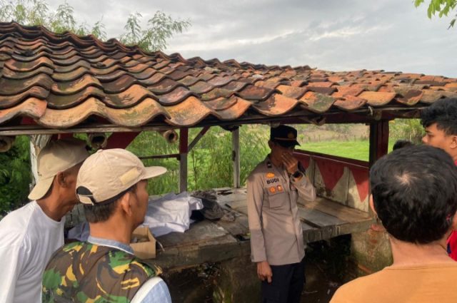 Perempuan Tanpa Identitas Meninggal di Pos Ronda, Polisi Lakukan Penyelidikan. (AlexaPodcast.ID)