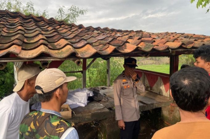 Wanita Tanpa Identitas Ditemukan Meninggal di Pos Ronda Karawang Kulon Perempuan Tanpa Identitas Meninggal di Pos Ronda, Polisi Lakukan Penyelidikan. (AlexaPodcast.ID)