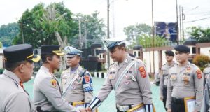 Upacara Kenaikan Pangkat di Polres Karawang, Berikan Penghargaan Personel Berprestasi dan Berdedikasi Momentum Apresiasi: Ipda Suharja Naik Pangkat di Mapolres Karawang. (AlexaPodcast.ID)