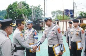 Upacara Kenaikan Pangkat di Polres Karawang, Berikan Penghargaan Personel Berprestasi dan Berdedikasi Momentum Apresiasi: Ipda Suharja Naik Pangkat di Mapolres Karawang. (AlexaPodcast.ID)