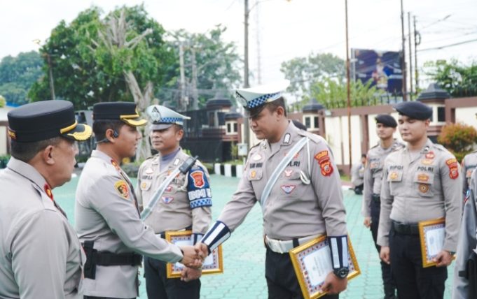 Upacara Kenaikan Pangkat di Polres Karawang, Berikan Penghargaan Personel Berprestasi dan Berdedikasi Momentum Apresiasi: Ipda Suharja Naik Pangkat di Mapolres Karawang. (AlexaPodcast.ID)