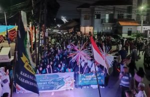 Pawai Obor Meriah, Warga Karawang Wetan Sambut Ramadhan Penuh Kebersamaan Ribuan Warga Karawang Wetan Semarakkan Pawai Obor Sambut Ramadhan 1447 H. (AlexaPodcast.ID)