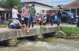 Remaja 17 Tahun Ditemukan Meninggal di Irigasi Jayakerta, Polisi Lakukan Penyelidikan Polisi Lakukan Olah TKP Penemuan Remaja Meninggal di Jayakerta. (AlexaPodcast.ID)