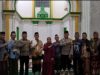 Pemerintah dan Warga Karawang Wetan Gelar Tarawih Keliling di Masjid Al Barkah Tarawih Keliling Jadi Momen Silaturahmi di Karawang Wetan. (AlexaPodcast.ID)