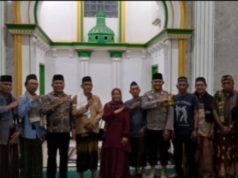 Pemerintah dan Warga Karawang Wetan Gelar Tarawih Keliling di Masjid Al Barkah Tarawih Keliling Jadi Momen Silaturahmi di Karawang Wetan. (AlexaPodcast.ID)