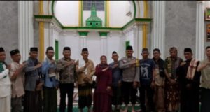 Pemerintah dan Warga Karawang Wetan Gelar Tarawih Keliling di Masjid Al Barkah Tarawih Keliling Jadi Momen Silaturahmi di Karawang Wetan. (AlexaPodcast.ID)