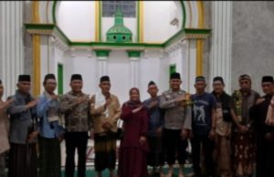 Pemerintah dan Warga Karawang Wetan Gelar Tarawih Keliling di Masjid Al Barkah Tarawih Keliling Jadi Momen Silaturahmi di Karawang Wetan. (AlexaPodcast.ID)