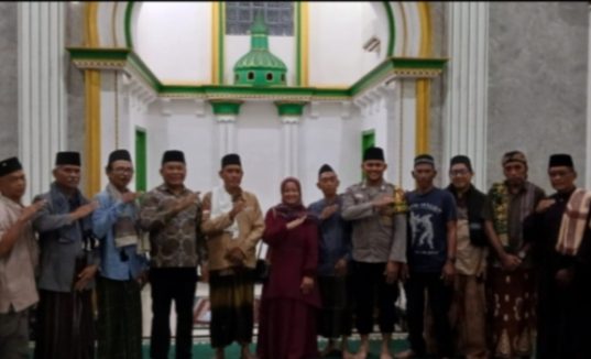 Pemerintah dan Warga Karawang Wetan Gelar Tarawih Keliling di Masjid Al Barkah Tarawih Keliling Jadi Momen Silaturahmi di Karawang Wetan. (AlexaPodcast.ID)