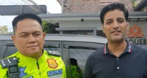 Aksi Humanis Satlantas Polres Karawang, Mobil WNA Pakistan Mogok di Tol Japek Langsung Dibantu Lapor Pak Kapolres Langsung Gerak: Mobil WNA Mogok di Tol Japek Dibantu Polisi. (AlexaPodcast.ID)