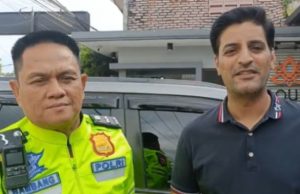 Aksi Humanis Satlantas Polres Karawang, Mobil WNA Pakistan Mogok di Tol Japek Langsung Dibantu Lapor Pak Kapolres Langsung Gerak: Mobil WNA Mogok di Tol Japek Dibantu Polisi. (AlexaPodcast.ID)