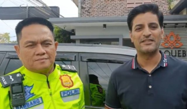Lapor Pak Kapolres Langsung Gerak: Mobil WNA Mogok di Tol Japek Dibantu Polisi. (AlexaPodcast.ID)