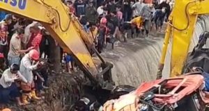 Longsor Gunungan Sampah di Bantar Gebang, Satu Sopir Truk Ditemukan Tewas Tertimbun Longsor Bantar Gebang Renggut Nyawa Pengemudi Truk. (AlexaPodcast.ID)