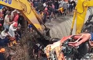 Longsor Gunungan Sampah di Bantar Gebang, Satu Sopir Truk Ditemukan Tewas Tertimbun Longsor Bantar Gebang Renggut Nyawa Pengemudi Truk. (AlexaPodcast.ID)