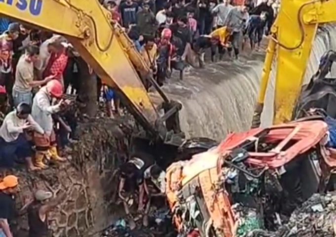 Longsor Gunungan Sampah di Bantar Gebang, Satu Sopir Truk Ditemukan Tewas Tertimbun Longsor Bantar Gebang Renggut Nyawa Pengemudi Truk. (AlexaPodcast.ID)