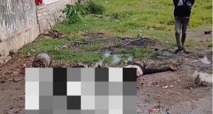 Viral Video Amukan Massa di Pedes, Polisi Turun Tangan Evakuasi Terduga Pelaku Curanmor Video Viral di Pedes: Dua Terduga Curanmor Diamuk Massa, Polisi Langsung Evakuasi. (AlexaPodcast.ID)