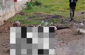 Viral Video Amukan Massa di Pedes, Polisi Turun Tangan Evakuasi Terduga Pelaku Curanmor Video Viral di Pedes: Dua Terduga Curanmor Diamuk Massa, Polisi Langsung Evakuasi. (AlexaPodcast.ID)