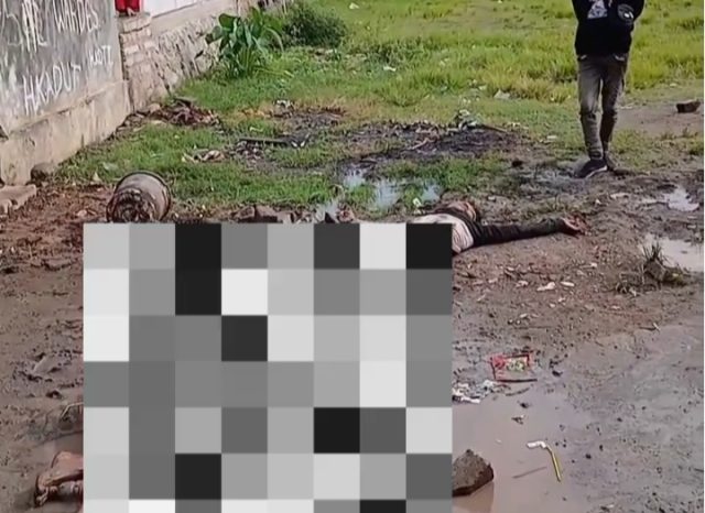 Video Viral di Pedes: Dua Terduga Curanmor Diamuk Massa, Polisi Langsung Evakuasi. (AlexaPodcast.ID)