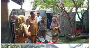 Saat Rumah Tak Lagi Berdiri, Lurah Karawang Wetan Datang Membawa Solusi Rumah Warga Karawang Wetan Roboh, Lurah Nenti Turun Tangan Pastikan Penanganan. (AlexaPodcast.ID)