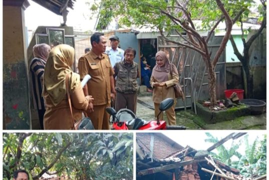 Saat Rumah Tak Lagi Berdiri, Lurah Karawang Wetan Datang Membawa Solusi Rumah Warga Karawang Wetan Roboh, Lurah Nenti Turun Tangan Pastikan Penanganan. (AlexaPodcast.ID)