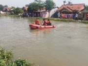 Bocah Dua Tahun Diduga Tercebur Irigasi Batujaya, Tim Gabungan Turun Mencari Tim Gabungan Lakukan Pencarian. (AlexaPodcast.ID)