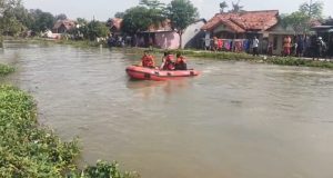 Bocah Dua Tahun Diduga Tercebur Irigasi Batujaya, Tim Gabungan Turun Mencari Tim Gabungan Lakukan Pencarian. (AlexaPodcast.ID)