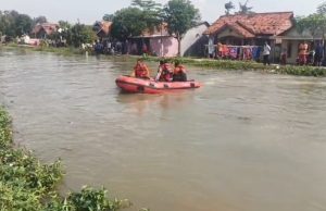 Bocah Dua Tahun Diduga Tercebur Irigasi Batujaya, Tim Gabungan Turun Mencari Tim Gabungan Lakukan Pencarian. (AlexaPodcast.ID)