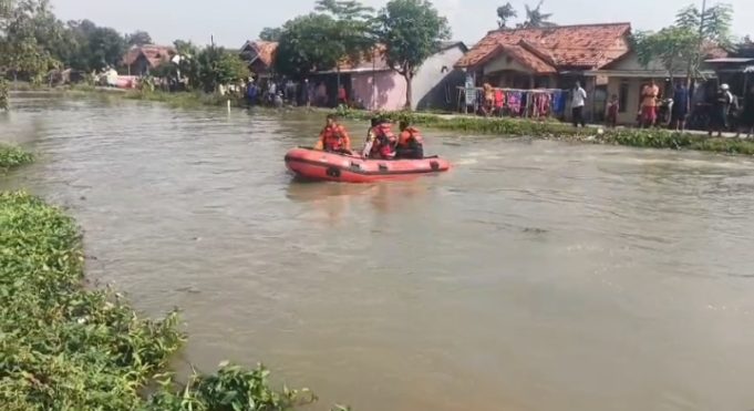 Bocah Dua Tahun Diduga Tercebur Irigasi Batujaya, Tim Gabungan Turun Mencari Tim Gabungan Lakukan Pencarian. (AlexaPodcast.ID)