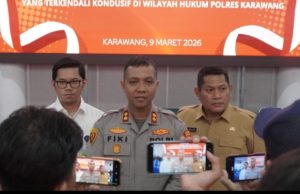 Satlantas Polres Karawang Berlakukan Pembatasan Truk Sumbu Tiga Selama Arus Mudik Lebaran 2026 Polres Karawang Atur Pembatasan Angkutan Barang Demi Kelancaran Arus Mudik. (AlexaPodcast.ID)