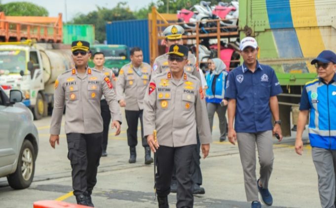 Didampingi Kapolres Karawang, Kapolda Jabar Cek Jalur Fungsional Japek II Selatan Kapolda Jabar Pastikan Kesiapan Jalur Japek II Selatan. (AlexaPodcast.ID)